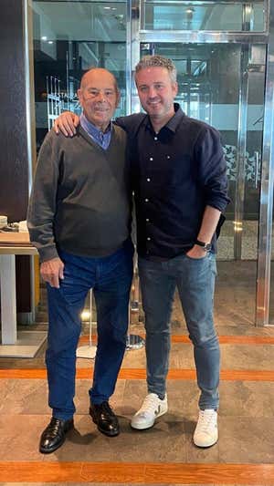 Miguel Reina, con el periodista de Relevo, ayer en Córdoba.