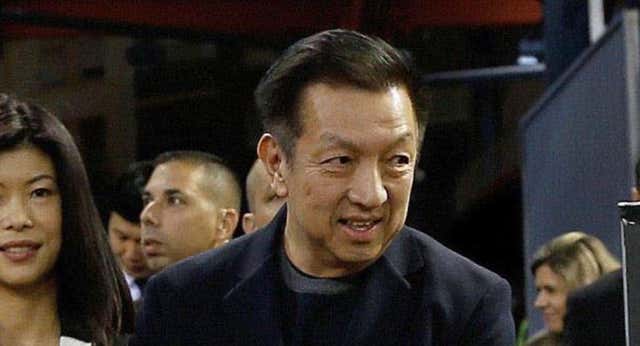 Los dos aficionados que fueron retenidos en Singapur ponen en el foco mundial a Peter Lim: ‘Ha fallado en mejorar el club’