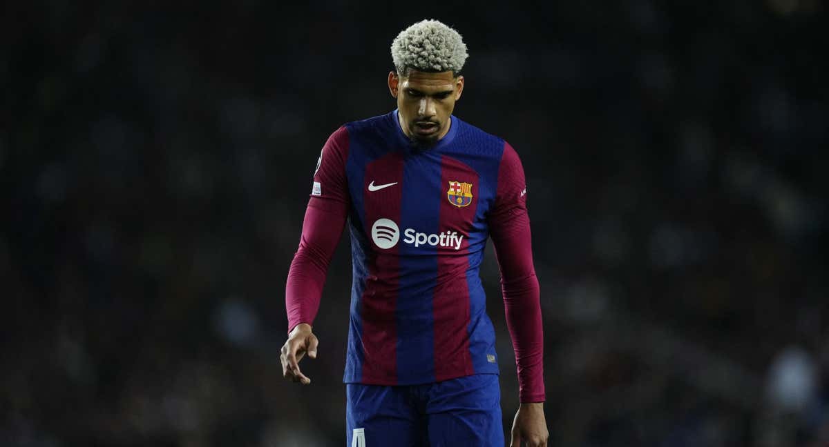 Ronald Araujo después de la expulsión contra el PSG.
