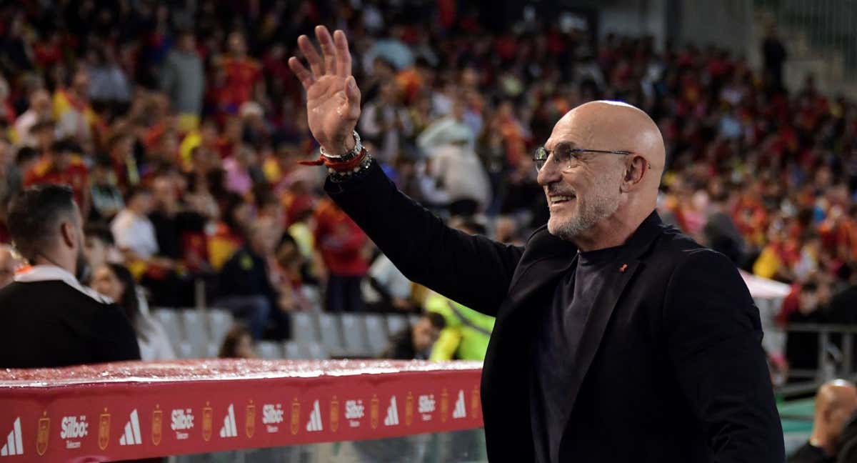 De la Fuente saluda a la afición de Córdoba antes del España-Serbia.