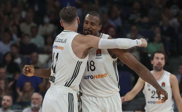 Hezonja e Ibaka celebran la victoria ante el Parizan. Efe