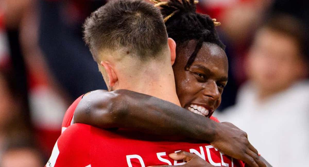 Nico y Sancet celebran uno de los goles ante el AZ.