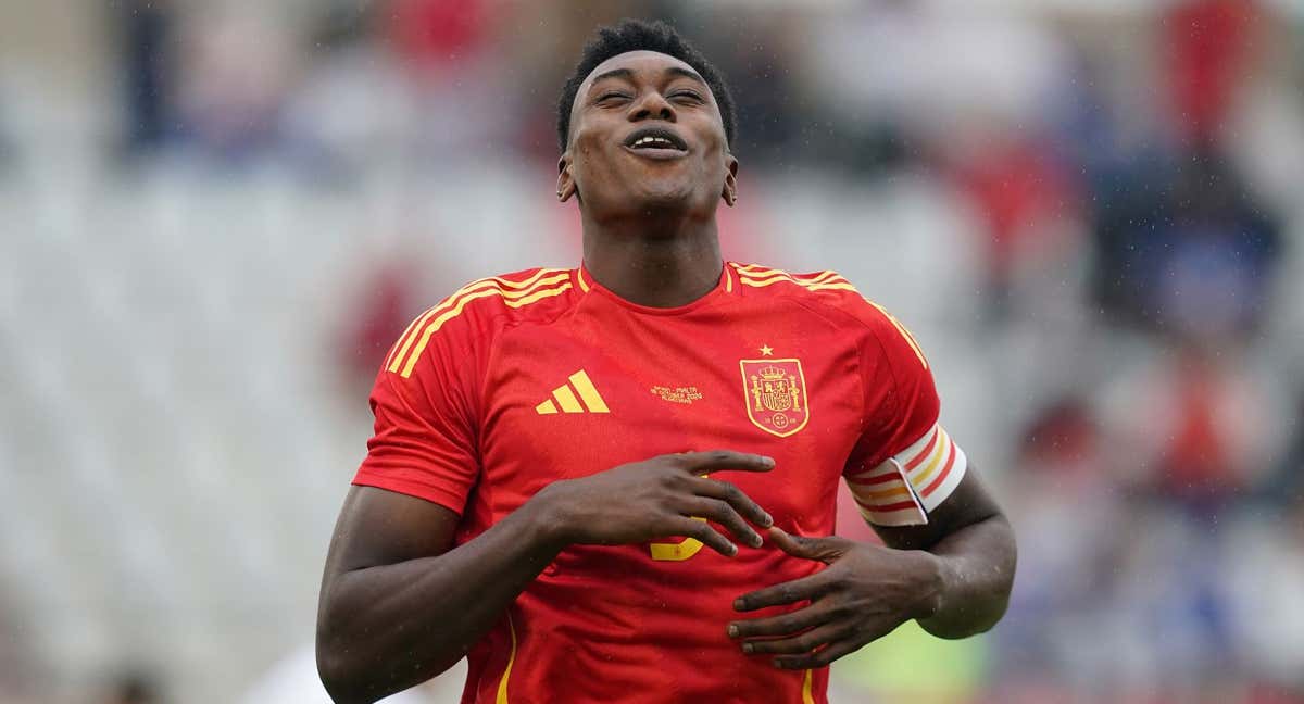 Samu Omorodion, que estrenó capitanía, celebra uno de sus goles.