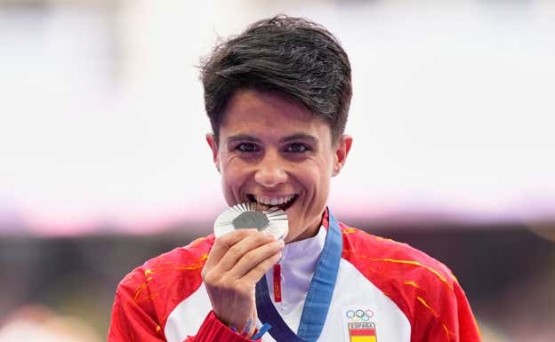 María Pérez, con la medalla de plata de los 20km marcha de París 2024.  COE