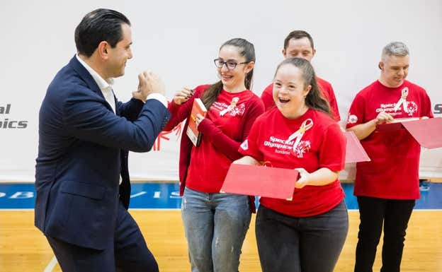 David Evangelista con algunos atletas de Special Olympics.  Special Olympics