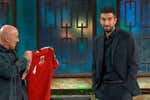 Maldini regaló una camiseta de fútbol a Broncano y Rui, su dueño, flipó en colores: «¡Oye, que sales en 'La Revuelta!»