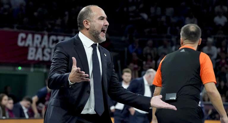 Chus Mateo, al frente del Real Madrid en el duelo ante Baskonia.