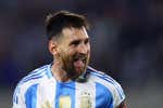 «El pibe» Messi regala una exhibición 'Monumental' con un hat-trick mientras deja dudas sobre su futuro: «Pueden ser los últimos partidos»