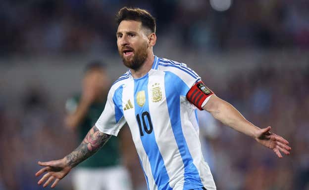 Messi celebra uno de sus tres goles a Bolivia. Reuters