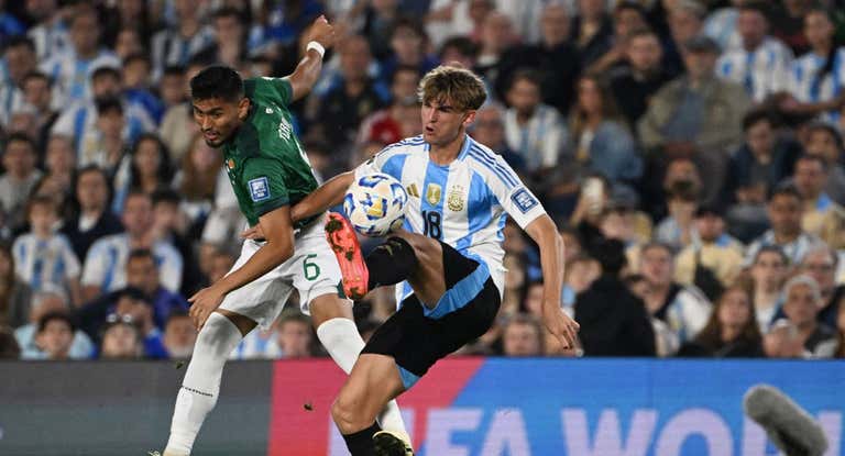 Nico Paz durante un lance del partido ante Bolivia.