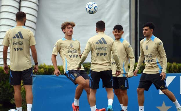 Nico Paz junto a Buonanotte en un entrenamiento.  REUTERS