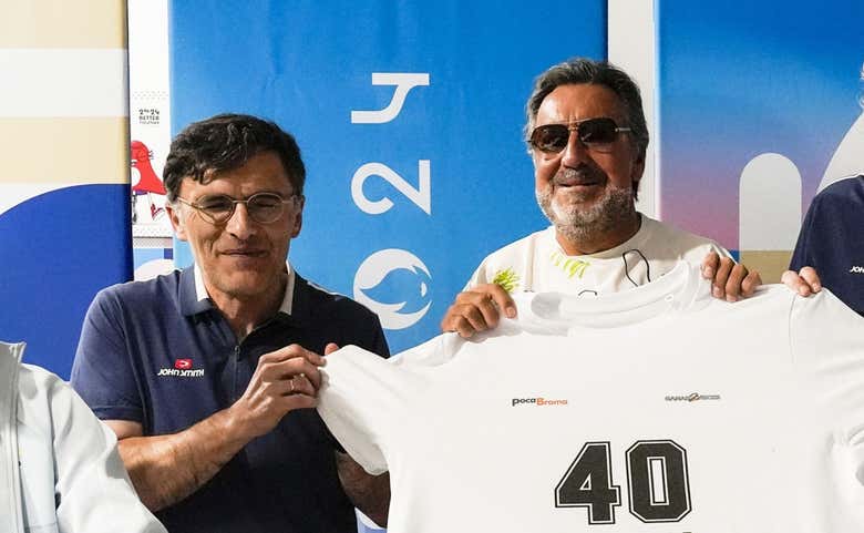 Durán y Carballeda posan con la camiseta de las '40 medallas' de París.  CPE