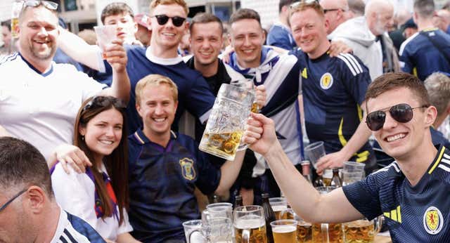 Inglaterra puede recuperar el alcohol en las gradas 40 años después, pero sólo en la Premier femenina