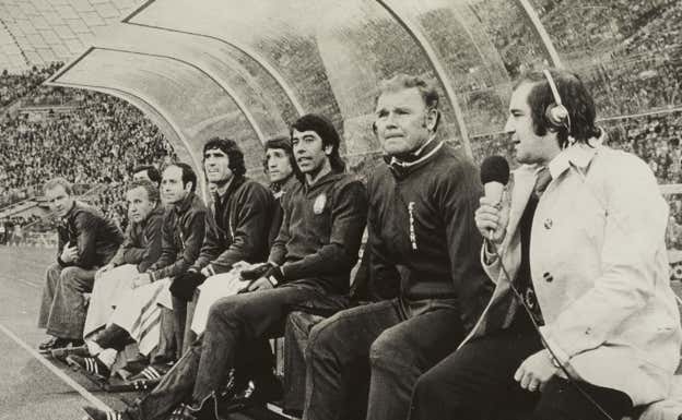 Kubala, en el banquillo de la Selección, junto al periodista José María García.