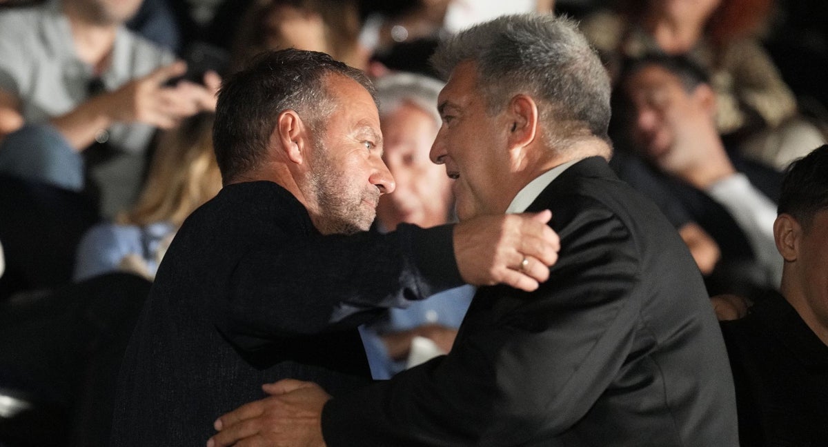 Laporta y Flick en el acto de despedida de Andrés Iniesta.