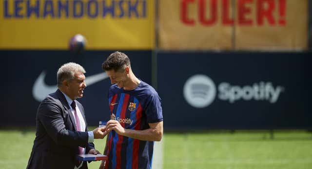 Un millón, un gmail y una denuncia inexistente por la estafa en el fichaje de Lewandowski reflejan el caos en el Barça: «Pasas de ser víctima a sospechoso…»