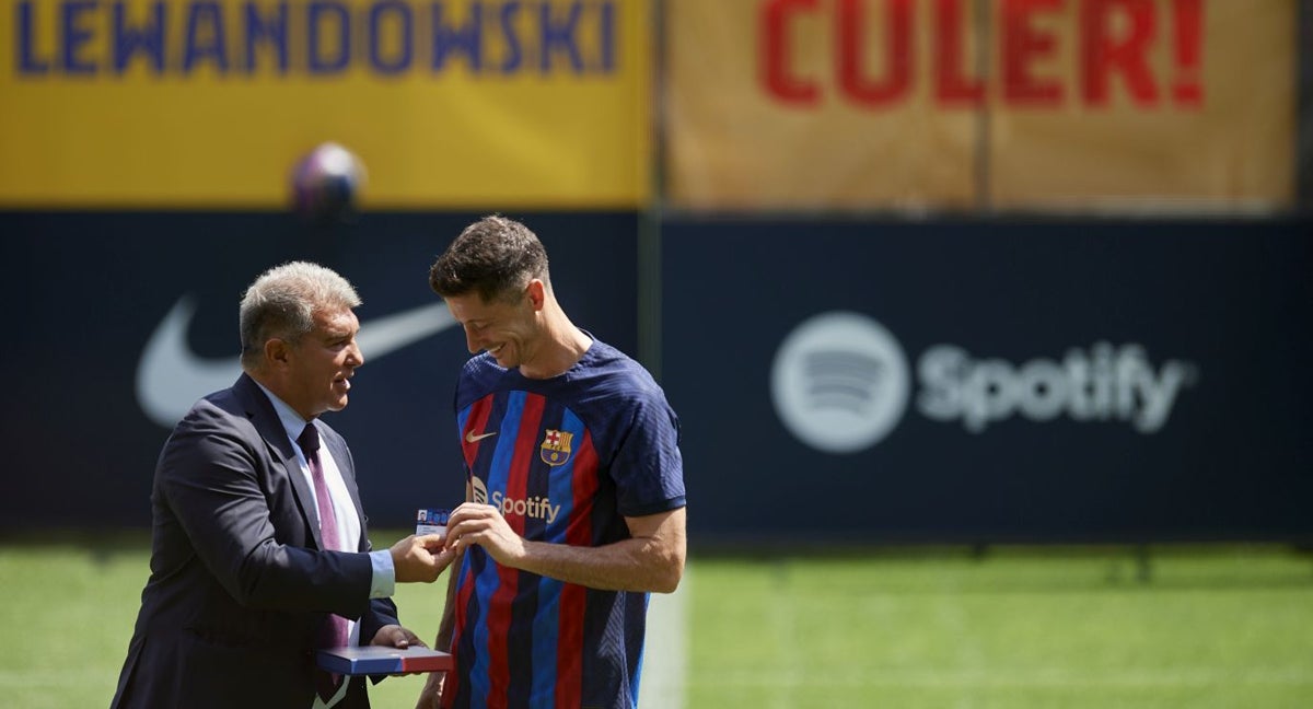 Joan Laporta junto a Robert Lewandowski en el acto de presentación del delantero polaco.
