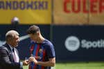 Un millón, un gmail y una denuncia inexistente por la estafa en el fichaje de Lewandowski reflejan el caos en el Barça: «Pasas de ser víctima a sospechoso...»