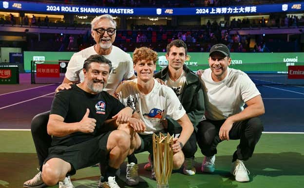 Jannik Sinner, con su nuevo equipo en Shanghái.  HECTOR RETAMAL / AFP