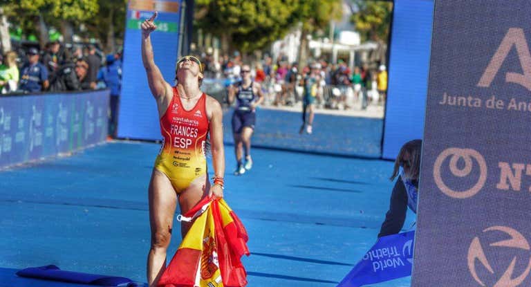 Marta Francés celebra su triunfo.