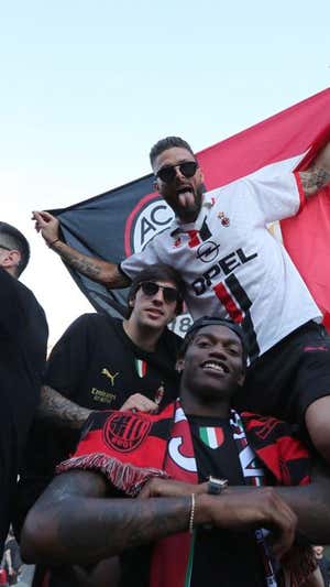 Jugadores de hoy con camisetas y patrocinadores de ayer. AC Milan