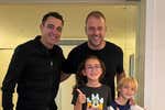 Xavi sorprende con una foto anticonspiraciones con su vecino Hansi Flick