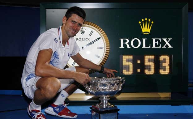 Novak Djokovic posa delante del reloj tras derrotar a Nadal en Australia 2012.  REUTERS/Tim Wimborne