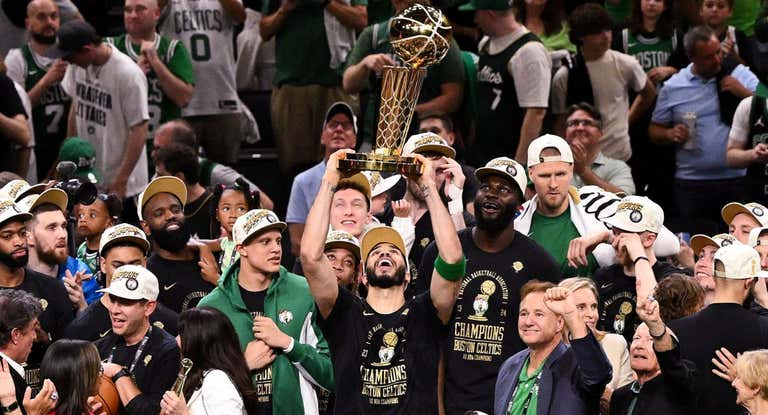 Jayson Tatum levanta el Trofeo Larry O'Brien como campeones de la NBA.
