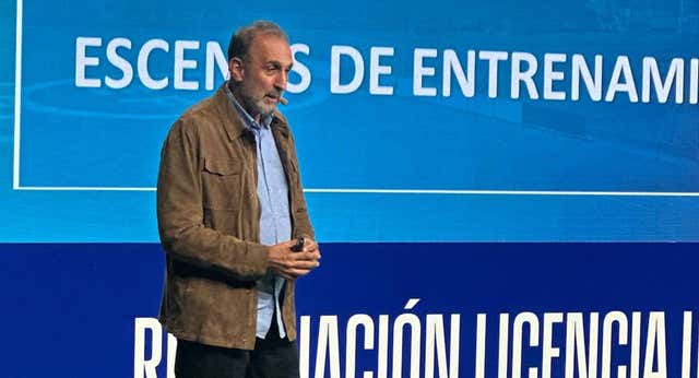 Ni Ancelotti ni Guardiola: la mayor ovación del congreso de entrenadores se la llevó… Xesco Espar