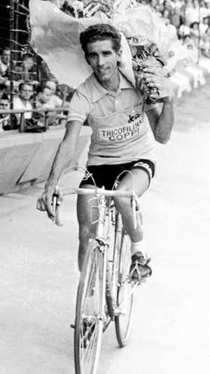 Bahamontes pasea en el Parque de los Príncipes de París tras ganar el Tour en 1959.  AFP PHOTO