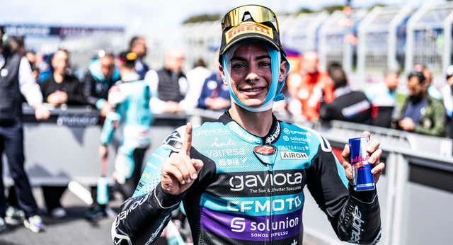 El significado de la celebración de Valentino Rossi que hoy ha emulado David Alonso tras igualar su récord en victorias