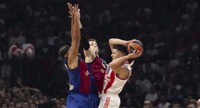 Un lance del partido entre Estrella Roja y Barça.