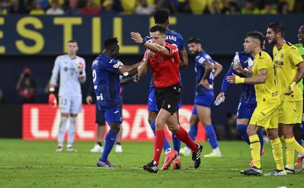 García Verdura señala el punto de penalti EFE