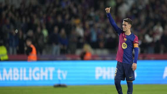Gavi saluda a Montjuïc en su vuelta al fútbol. /EFE
