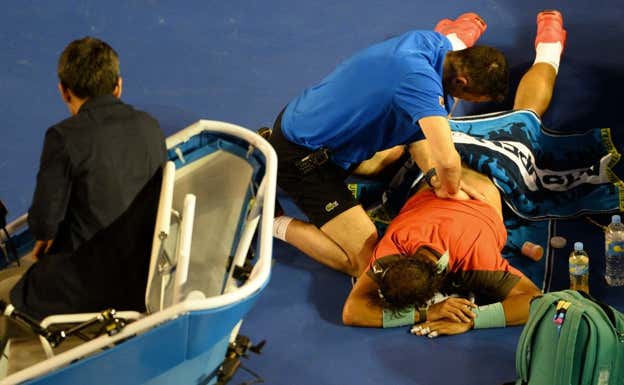 Nadal recibe un masaje. William West