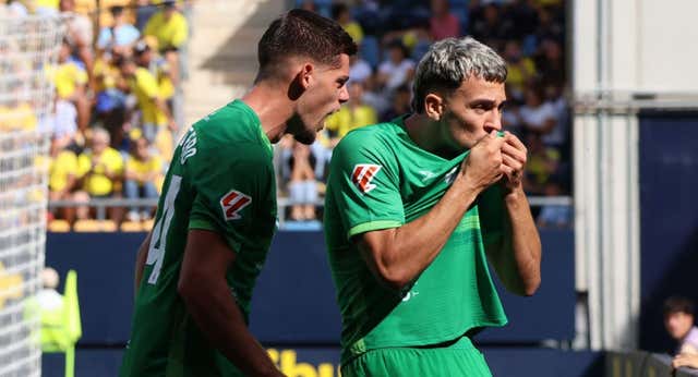 El Racing continúa firme en el liderato y sigue imparable ante un Cádiz incapaz de responder