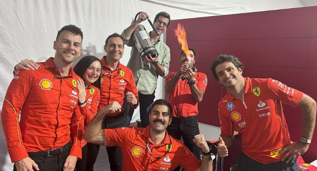 Un accidente convierte en costumbre el gesto de Carlos Sainz con un extintor para celebrar sus podios en Fórmula 1