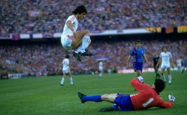 Marius Lacatus (izquierda) del Steaua Bucarest y Urruti, del Barça, en la final del Pizjuán. Getty