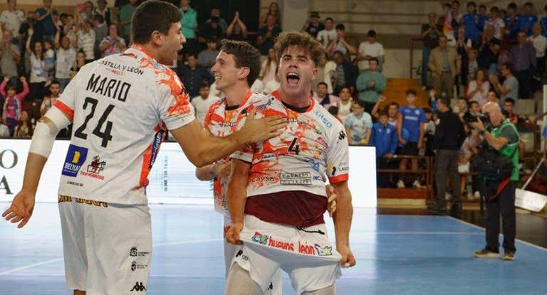 Carlos Álvarez se señala el patrocinio tras marcar un gol.