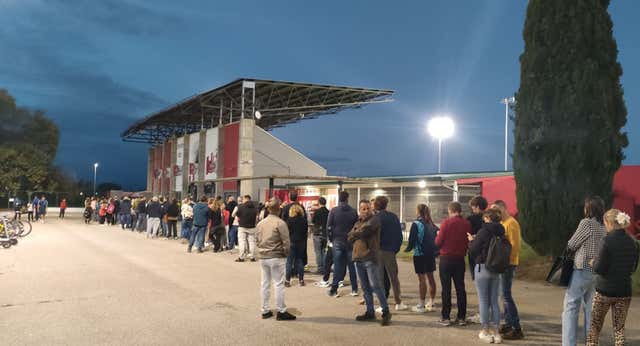 Colas interminables en Vic por la visita del Atlético: los propios jugadores vendieron entradas