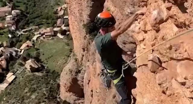 El GREIM de Huesca tuvo que rescatar a un alpinista francés durante su descenso en Peñas de Riglos.