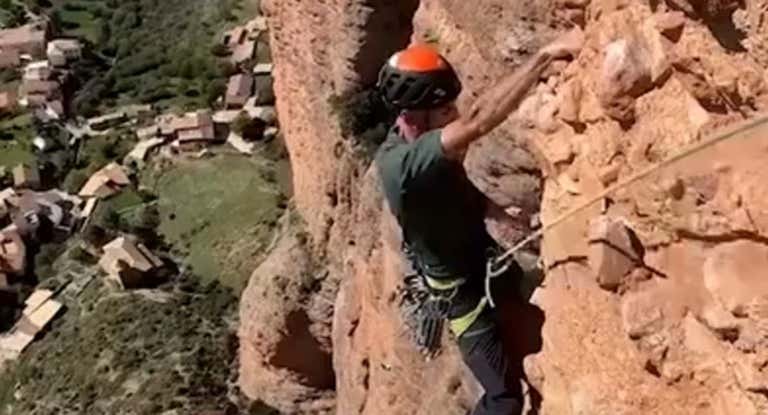 El GREIM de Huesca tuvo que rescatar a un alpinista francés durante su descenso en Peñas de Riglos.