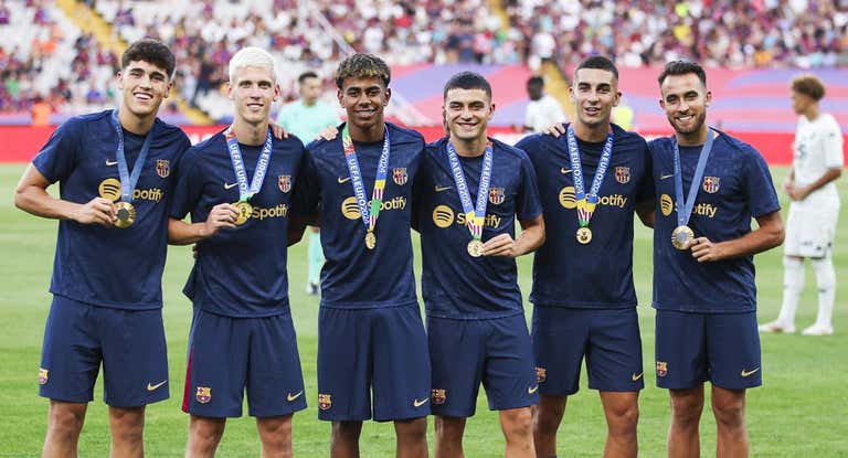 Los jugadores del Barça que fueron campeones de Europa y/o de los Juegos posan con sus medallas.