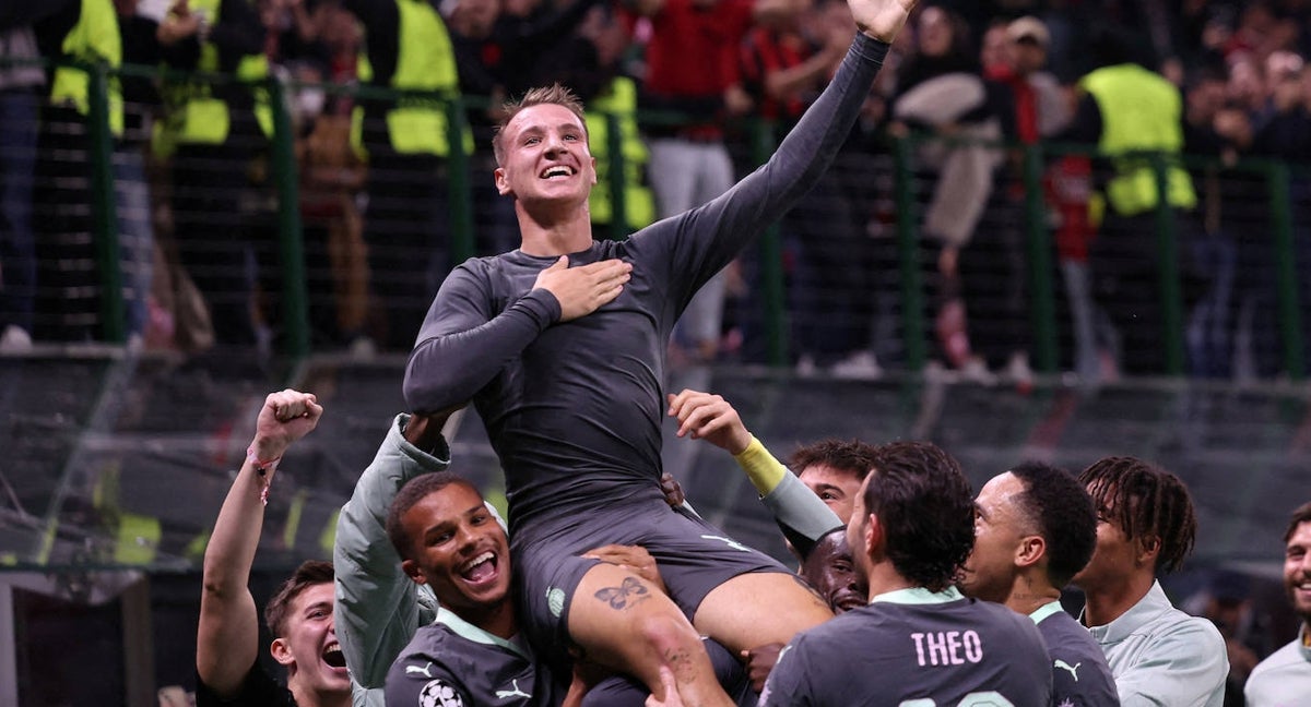 Francesco Camarda fue levantado por sus compañeros, aunque el gol finalmente no valió.
