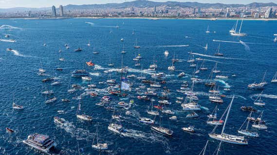 Una espectacular flota escolta al New Zealand tras su triunfo. /AMERICA'S CUP