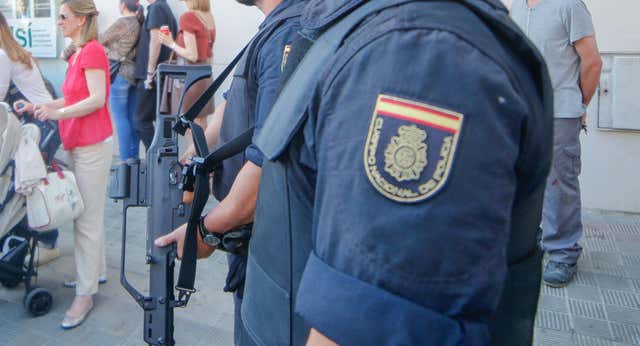 La Policía detiene a una pareja que prometía contratos a futbolistas para luego explotarlas en bares