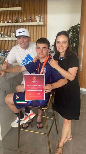 Emanuel, con sus padres tras ganar el Europeo Sub-17 con Italia.  CEDIDA