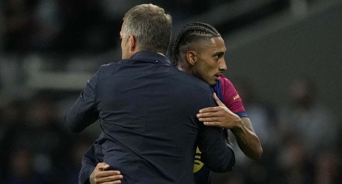 Flick se abraza a Raphinha.
