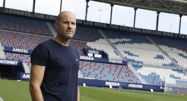 Mateu expresa la frustración de los árbitros con el VAR: «Es una oportunidad para que UEFA abra esa caja negra»