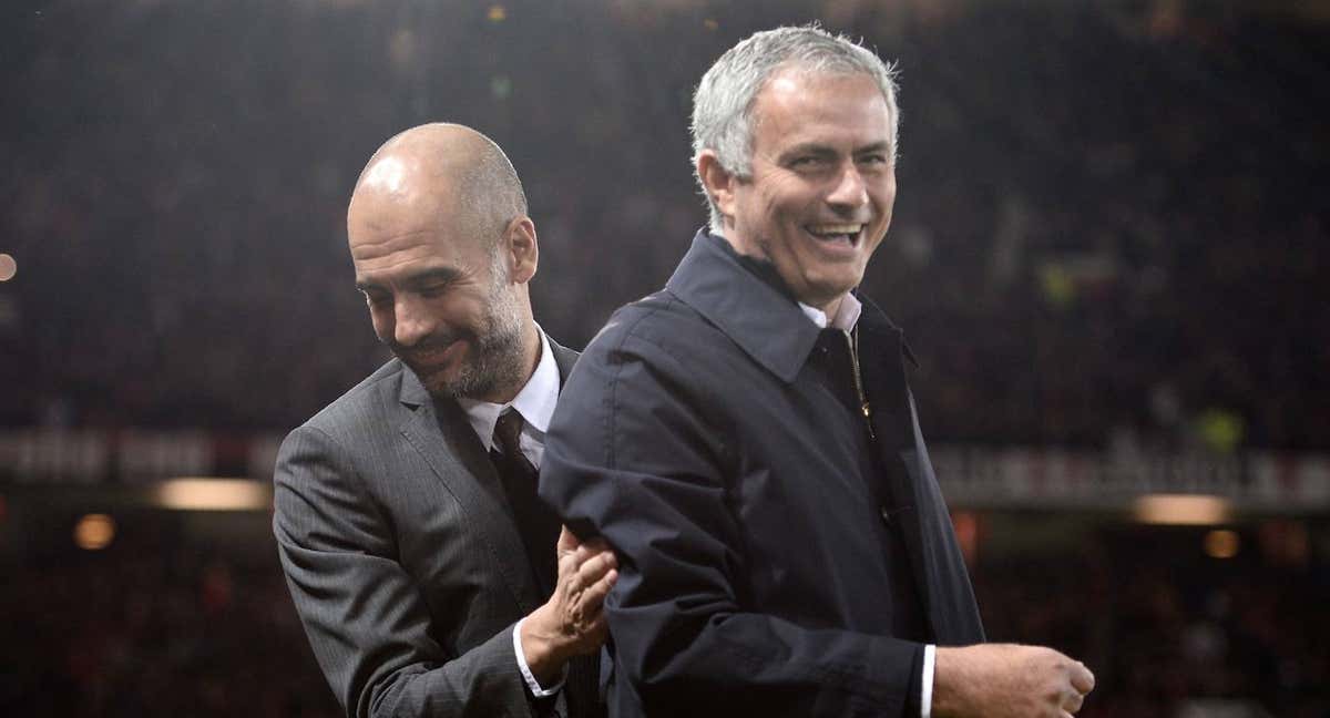 Pep Guardiola y Jose Mourinho, durante un partido en Old Trafford.